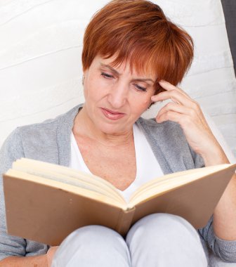 yetişkin kadın kitap okumak