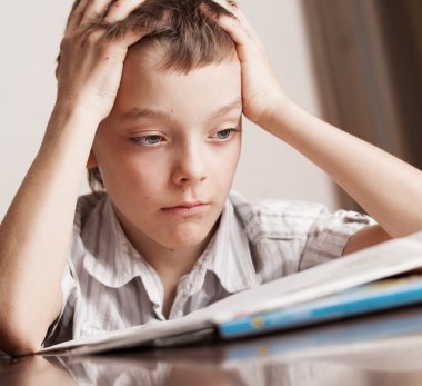 üzgün çocuk ödev