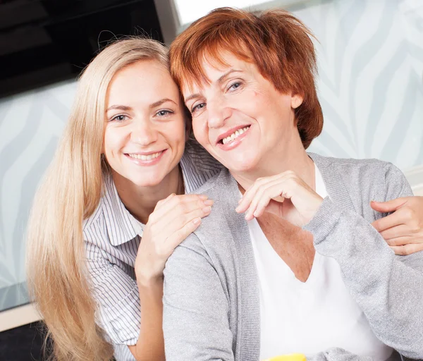 Vrouw met dochter op keuken — Stockfoto