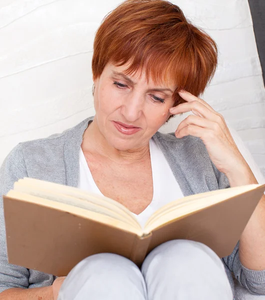 Volwassen vrouw lezing boek — Stockfoto