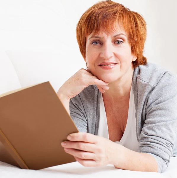 Volwassen vrouw lezing boek — Stockfoto