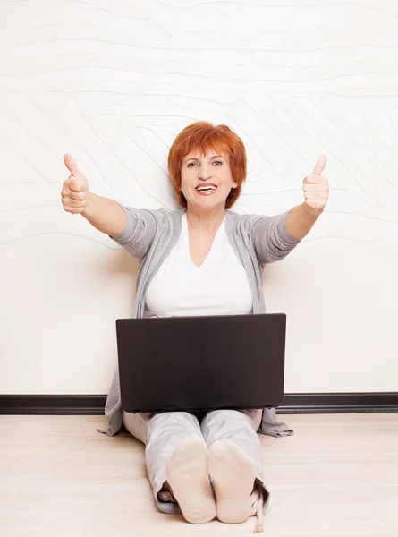 Woman sitting on floor with laptop — Stock Photo, Image