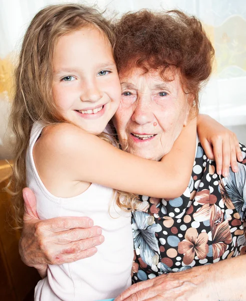 Пожилая женщина с правнуком — стоковое фото