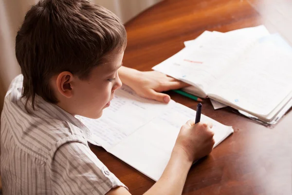 Garçon faire des devoirs — Photo