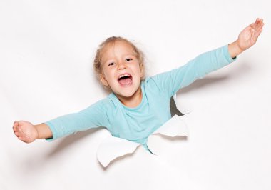 Gazetede bir delikten arayan çocuk