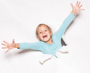 Gazetede bir delikten arayan çocuk