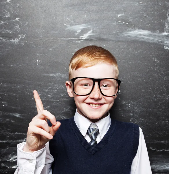 Pojke nära blackboard — Stockfoto