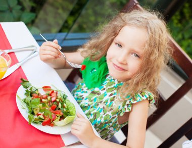 Salata bir kafede yemek çocuk