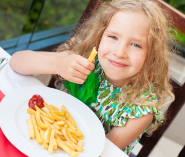 ? patates cipsi Cafe'de yemek hild