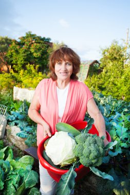 kadın hasat bahçede büyür