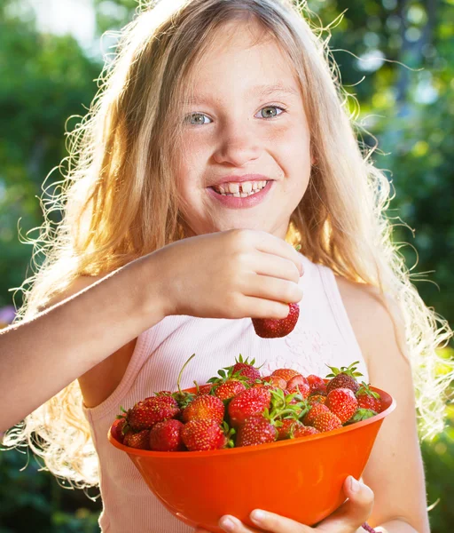 Kind mit Erdbeere — Stockfoto
