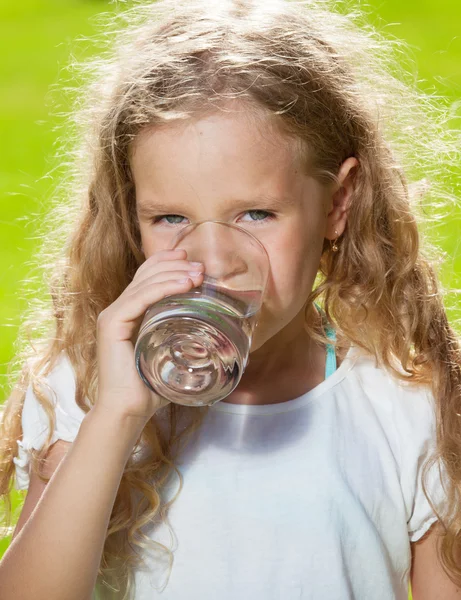 Eau potable pour enfants — Photo