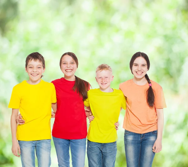 Grupo de niños en verano — Foto de Stock