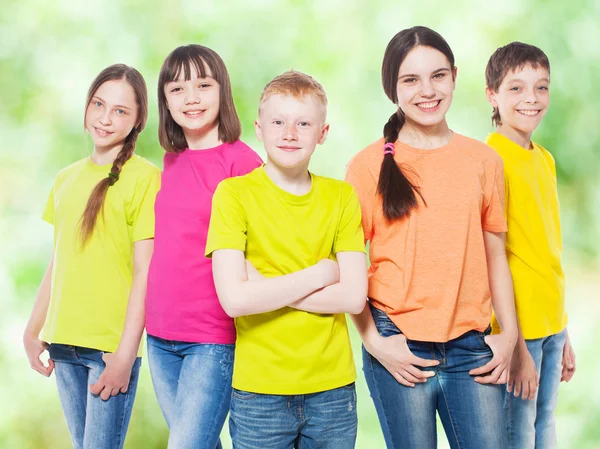 Groep kinderen zomer — Stockfoto