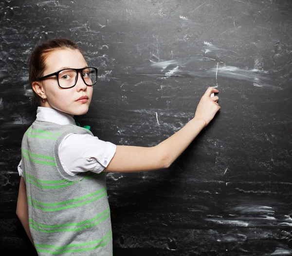 Meisje in de buurt van blackboard — Stockfoto