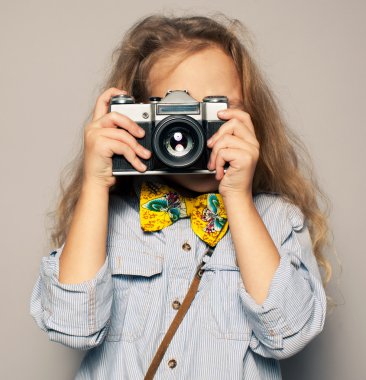 çocuk ile fotoğraf makinesi.