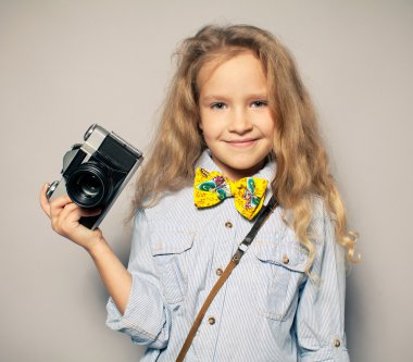 çocuk ile fotoğraf makinesi.