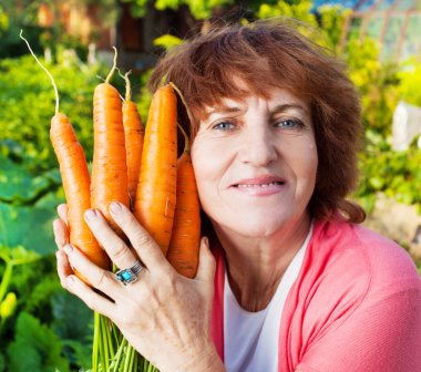 kadın hasat bahçede büyür