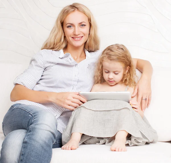 Mama și fiica wiht comprimat la canapea — Fotografie, imagine de stoc
