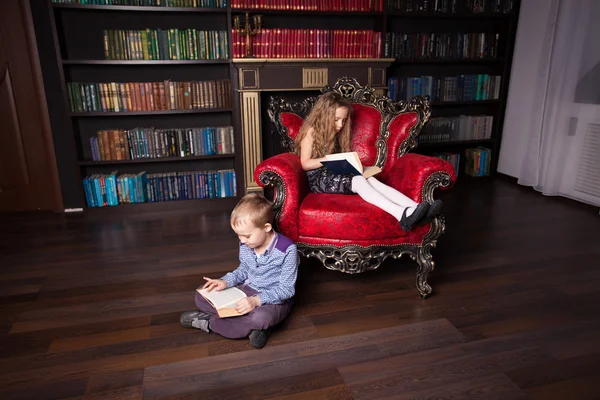 家庭で本を読む子供たち — ストック写真