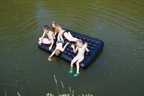 Enfants flottant sur la rivière — Photo