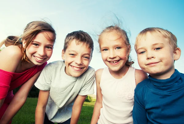 Kinderen in de zomer — Stockfoto