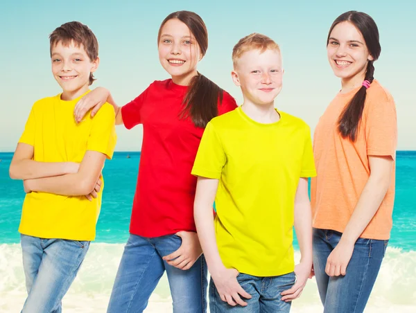 Gruppe Kinder auf See — Stockfoto