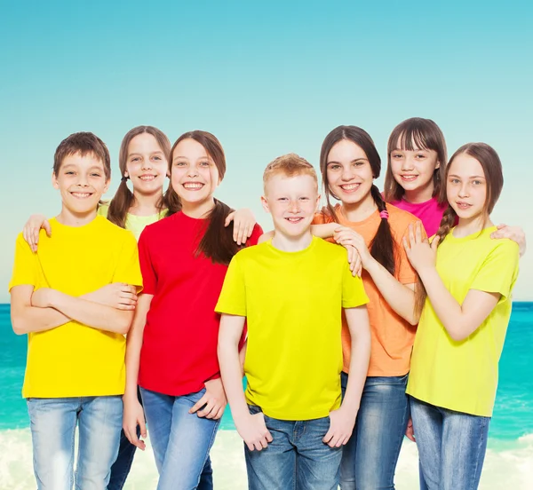 Gruppo bambini in mare — Foto Stock