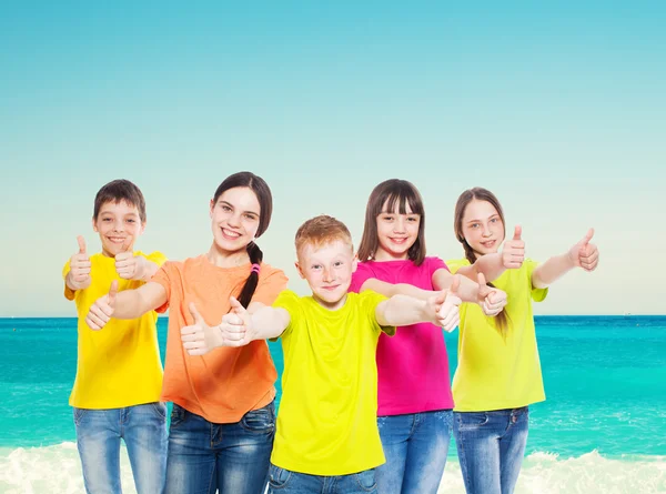 Grupo de niños en el mar — Foto de Stock