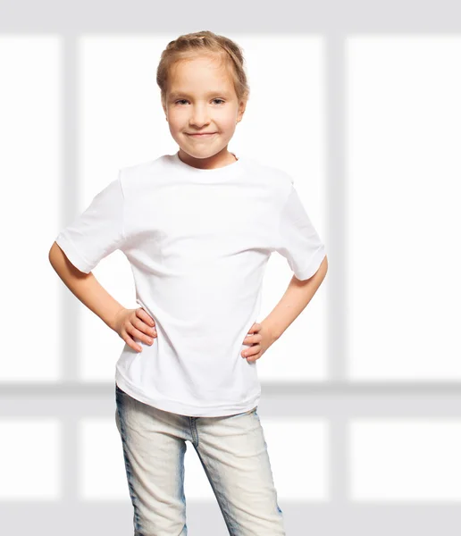 Niño en camiseta blanca —  Fotos de Stock