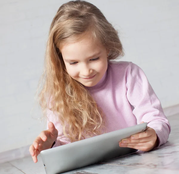 Ребёнок с планшетным ПК — стоковое фото