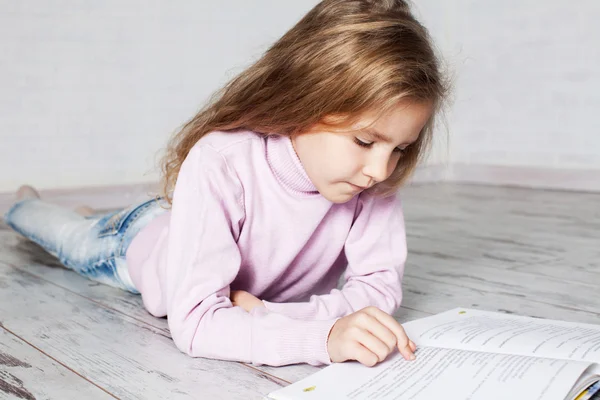 Libro de lectura infantil — Foto de Stock