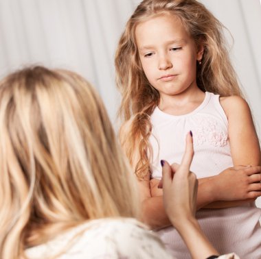 Annem kızına küfrediyor.