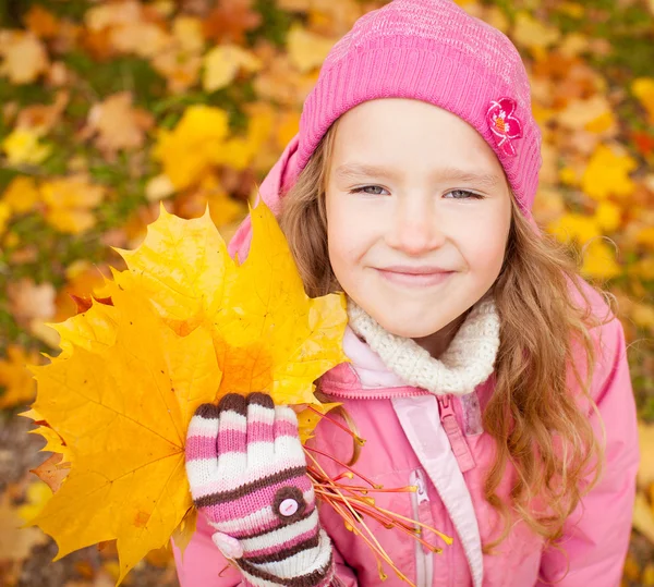 Meisje in de herfst — Stockfoto