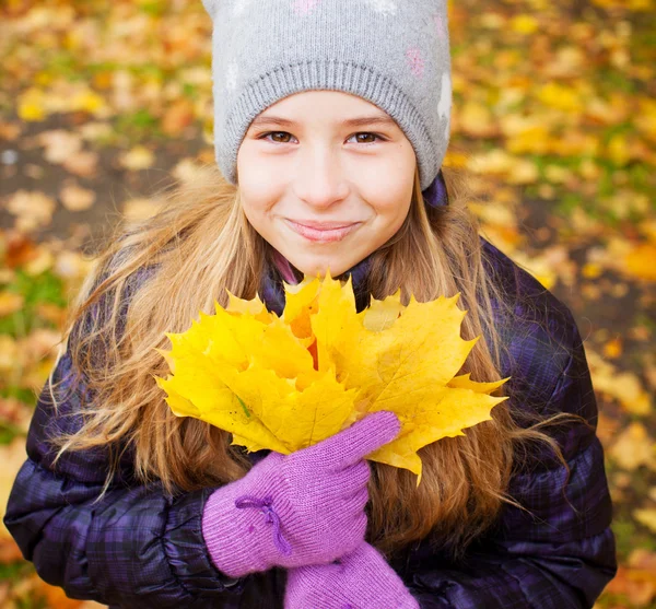 Flicka på hösten — Stockfoto
