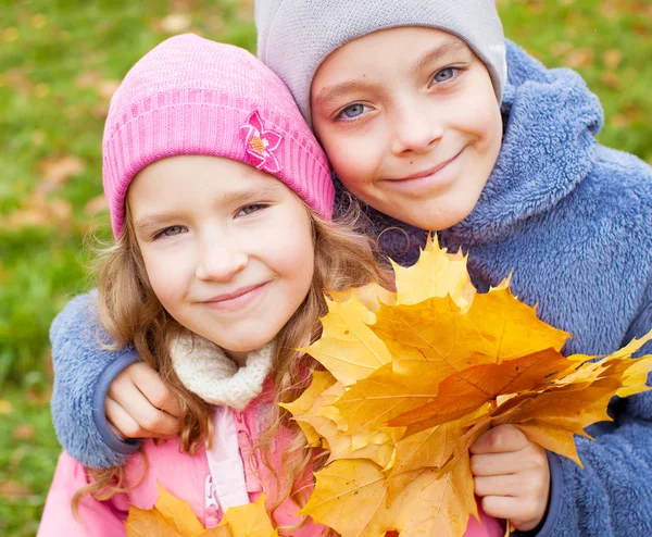 Kinder im Herbst — Stockfoto