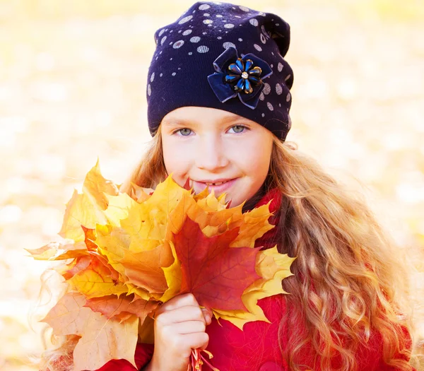 Chica en otoño — Foto de Stock