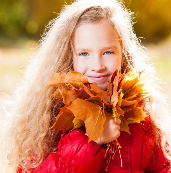 Meisje in de herfst — Stockfoto