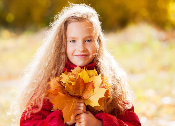 Chica en otoño — Foto de Stock