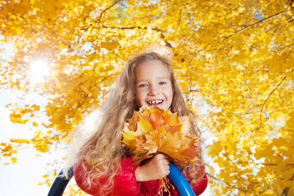 Ragazza in autunno — Foto Stock