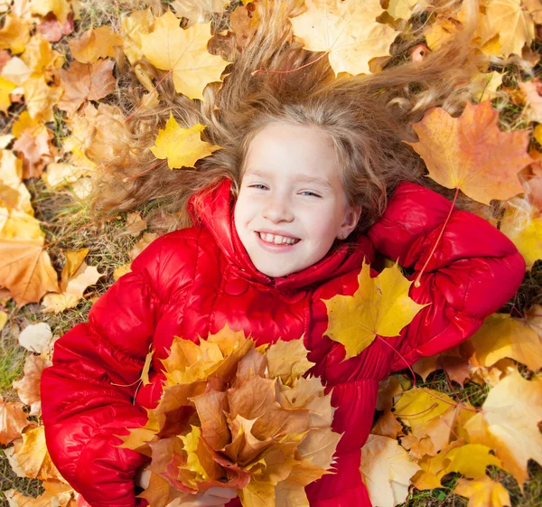 Meisje in de herfst — Stockfoto