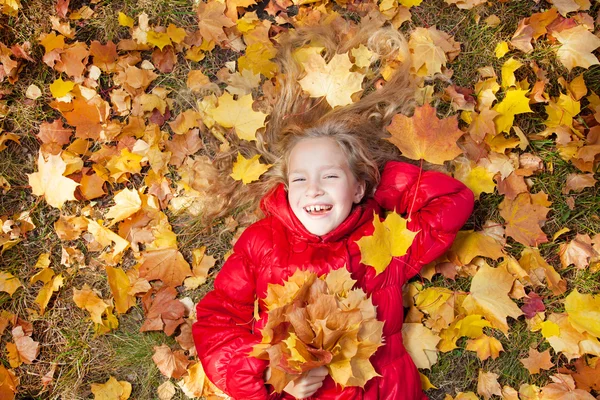 Fille à l'automne — Photo