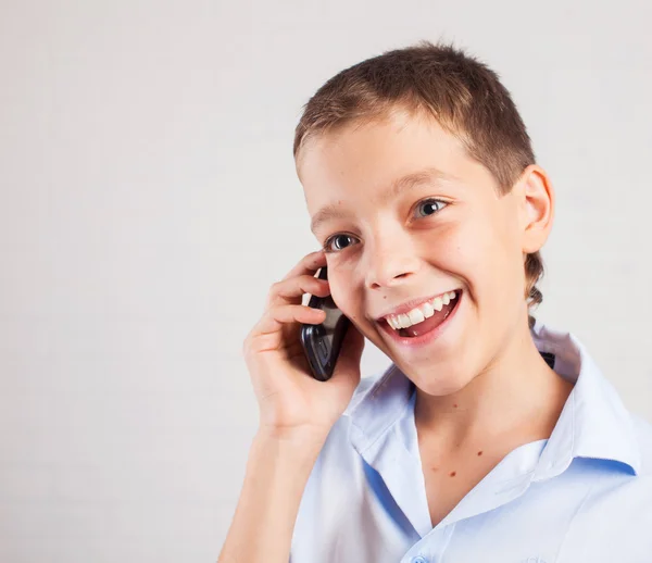 Fiú beszélő telefon — Stock Fotó