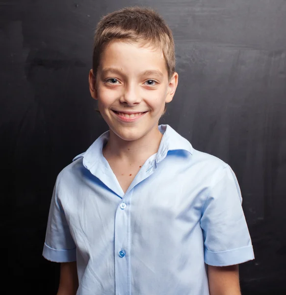 Pojke nära blackboard — Stockfoto