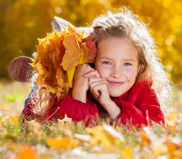 Chica en otoño — Foto de Stock