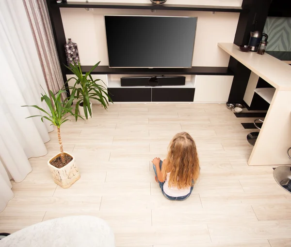 Criança assistindo TV em casa — Fotografia de Stock