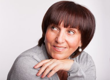 Olgun kadın gülümsüyor