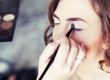 Makyaj yapan kadın