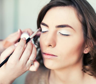 Makyaj yapan kadın