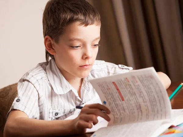 Chłopiec odrabia lekcje — Zdjęcie stockowe